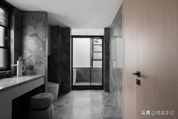 堅持極簡主義的浙江夫婦，把家裝修得一塵不染，透著骨子裡的高階