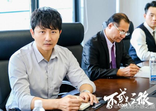 兩部劇，兩個傻小子背後都有一位款姐相助，一個接受一個放棄