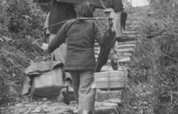 她被日寇砍掉雙手後，親眼看著木楔子釘進自己身體，仍不透露軍秘