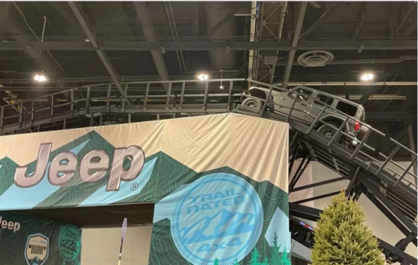 氛圍感拉滿，芝加哥車展內的野外輕奢試駕