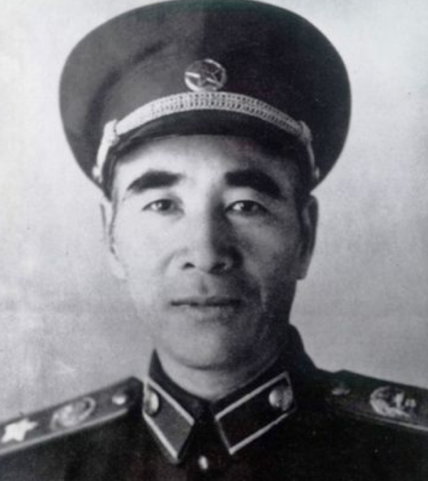 1955年授銜，林彪對劉亞樓的軍銜感到不滿，為他出頭建議授予大將