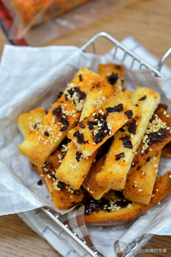 吃不完的吐司別扔，加點麻辣火鍋底料烤一烤，酥香脆嫩吃不夠