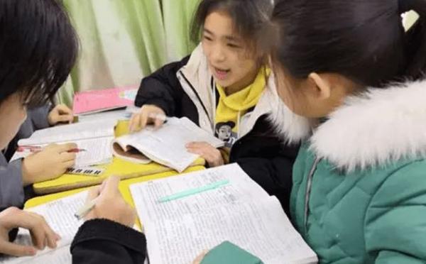 進入高中後,女生成績容易下滑,班主任直言多半是4個原因造成的 進入高中後,女生成績容易下滑,班主任直言多半是4個原因造成的