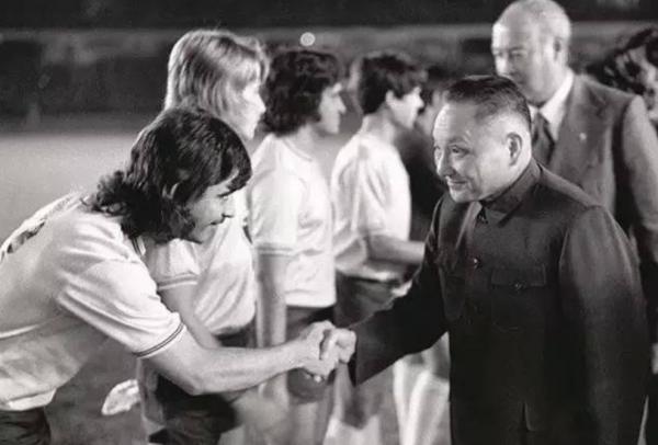 1987年，鄧小平曾邀請馬拉多納來華踢友誼賽，最終結局如何？