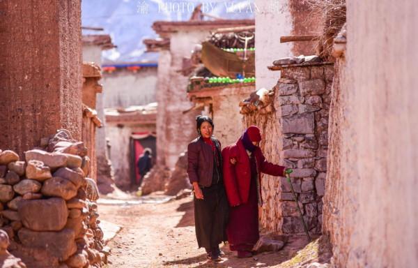 西藏也有千年古鎮，一邊是古老廢墟，一邊是繁榮新城，值得一遊