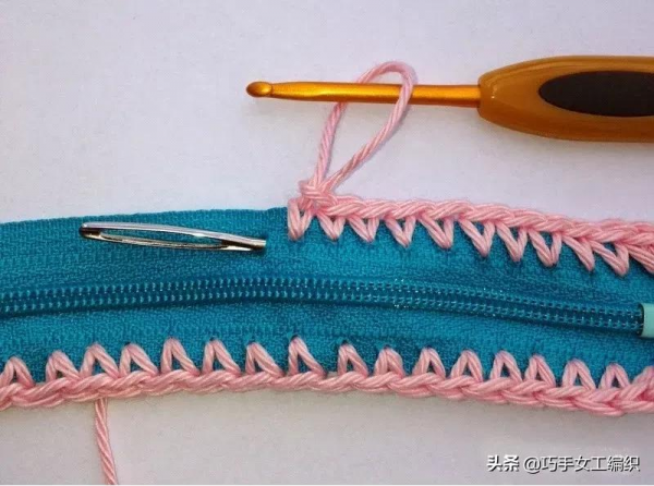 舊衣褲的拉鍊剪下來後，用鉤針戳一圈就有無數的收納