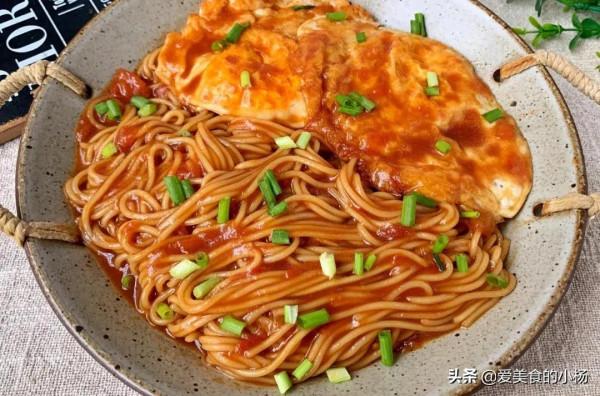 懶人版快手早餐，醬汁濃郁好吃到舔盤的荷包蛋燜面，5分鐘搞定