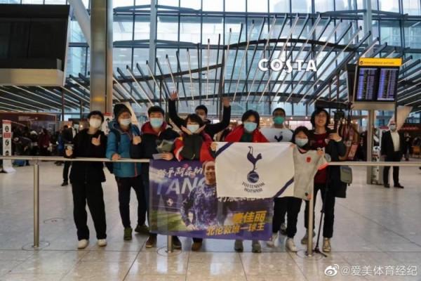 唐佳麗連夜飛回倫敦，球迷在機場接機歡迎