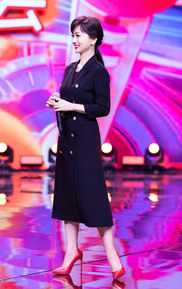 趙雅芝真會打扮自己，穿小白裙還扎“公主頭”，誰敢說是66歲奶奶