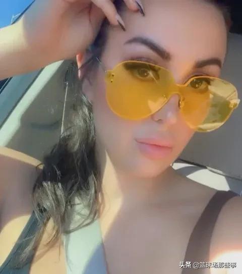 著裝得體且時尚感十足:灰熊的這位現場女記者讓人眼前一亮 著裝得體且時尚感十足:灰熊的這位現場女記者讓人眼前一亮