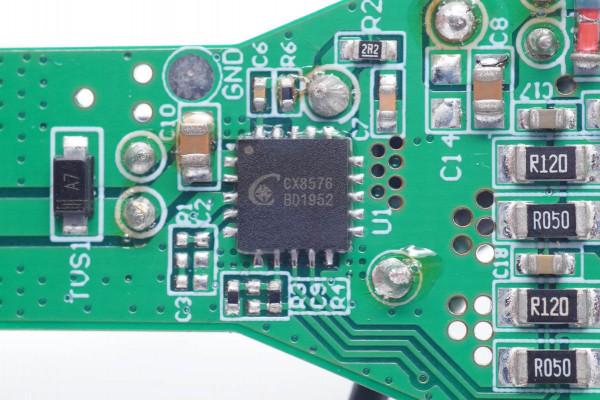 內建國產降壓控制器，支援5-20V輸出，百思買影雅24W車充拆解