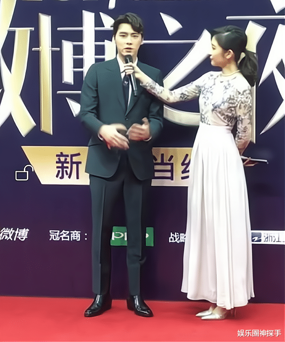 181cm李易峰現身某活動,穿內增高合影,比對方高出一點 181cm李易峰現身某活動,穿內增高合影,比對方高出一點