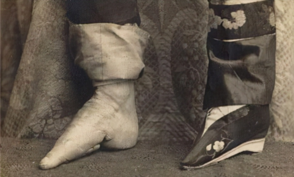 晚清時期,一位19歲的“王爺女兒”被賣到歐洲,關在囚籠中展覽 晚清時期,一位19歲的“王爺女兒”被賣到歐洲,關在囚籠中展覽