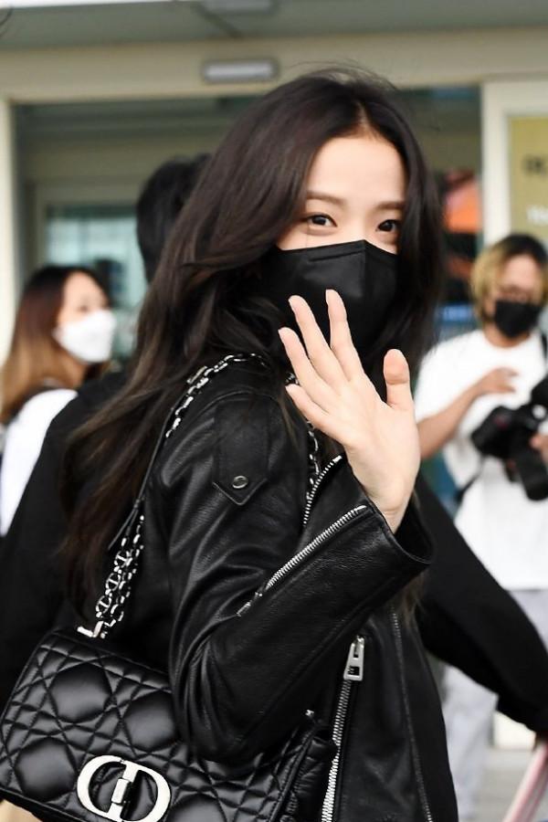 粉墨前往巴黎look：樸彩英口袋一插誰都不愛，金智秀溫柔大氣