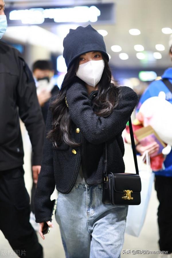 街拍：鞠婧禕小香風外套配闊腿牛仔褲拉長比例溫柔又不失帥氣