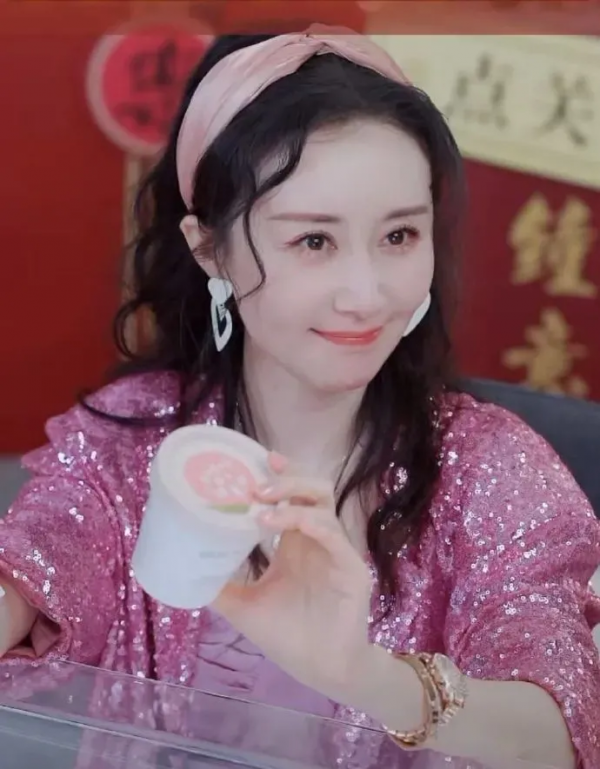 舒暢直播，榮登帶貨榜單榜首，沒想到做主播的她也如此優秀