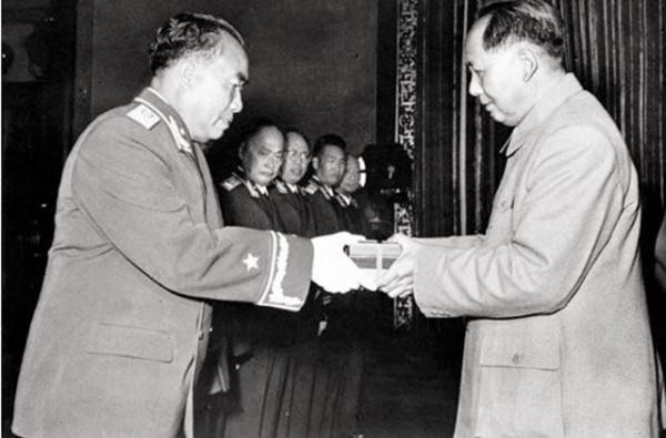 1955年授銜時，軍委讓一人自己填寫軍銜，他寫下“中將”