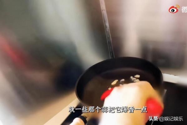 謝娜在家做飯太接地氣，沒化妝只塗唇膏，給女兒們吃寶寶鹽超細緻