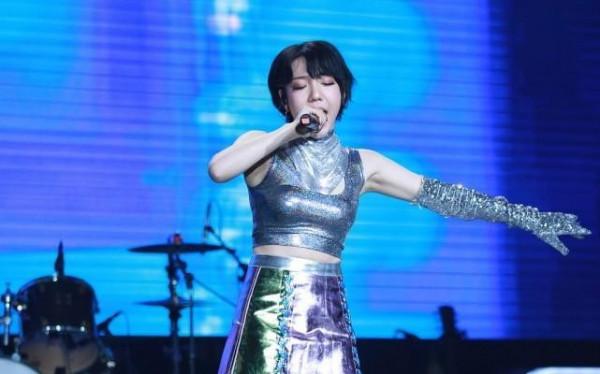 吳莫愁的衣品比唱功還厲害，渾身穿得亮閃閃的，真讓人移不開眼