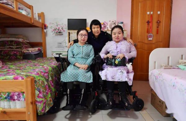 母親徒步三千里，肩背手推兩個癱瘓女兒尋醫，走了整整五年去北京