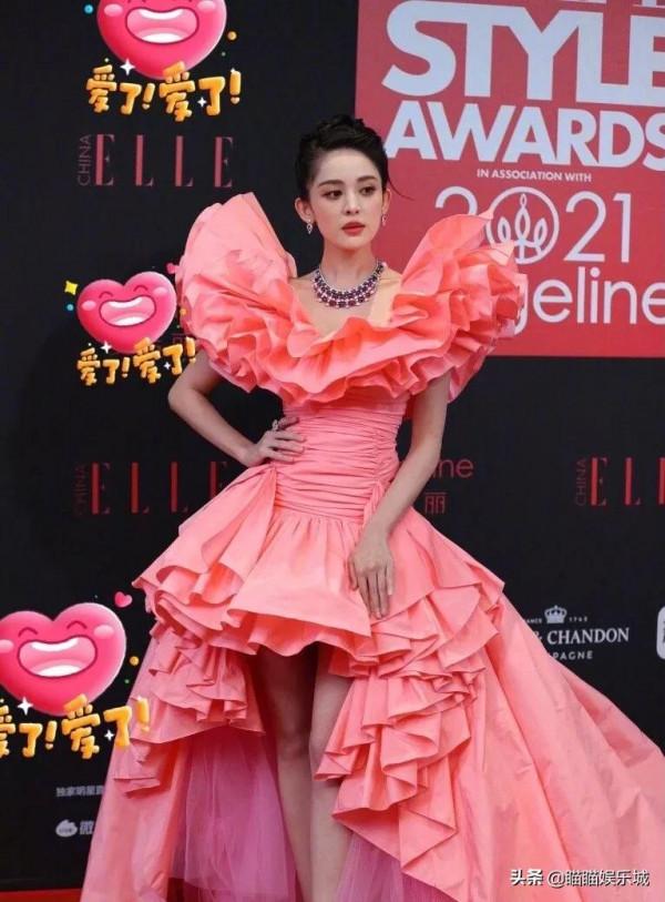 女明星年底大比拼，楊冪、唐嫣、劉詩詩造型，唐嫣還是輸了