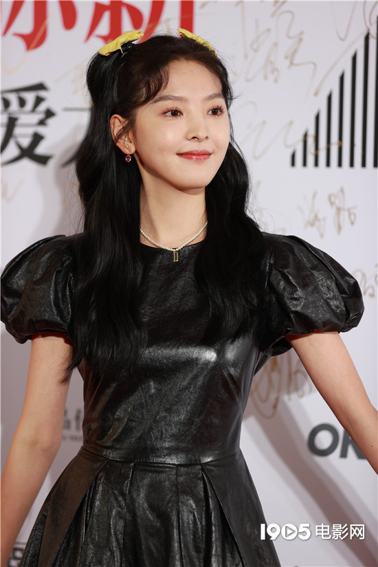 甜心少女！章若楠小黑裙現身 雙馬尾髮型俏皮可愛