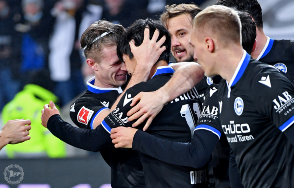 半程獨造8球，射門冷靜犀利，25歲的日本邊鋒成了德甲隊的金靴