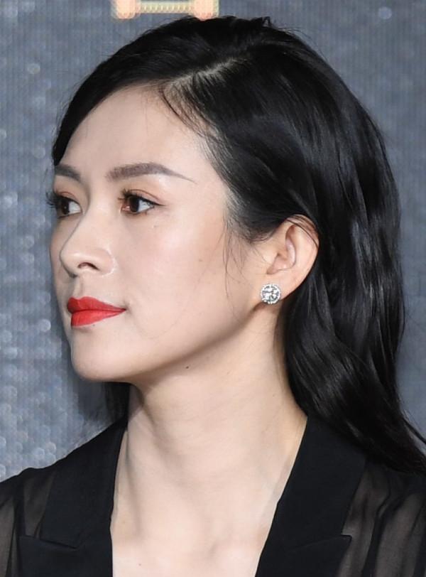 章子怡保養似少女，穿透明薄紗黑裙又美又野，肌膚緊緻不像媽媽輩