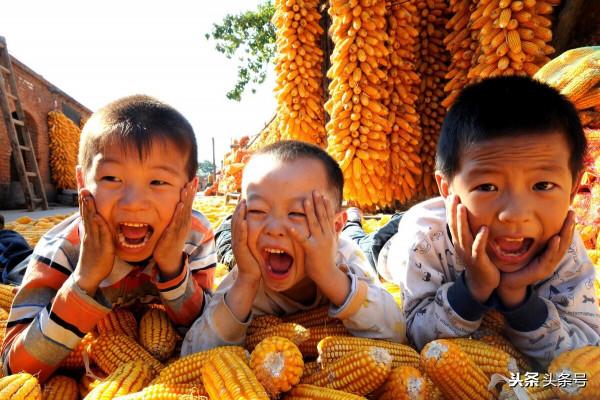 中秋節回老家孩子們玩得開心，突然大孩被告知小孩是叔叔—太委屈