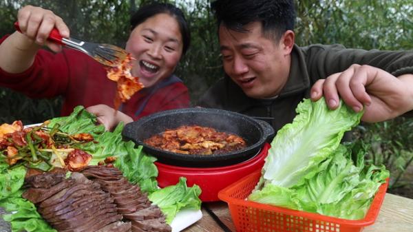 安徽農民夫妻，邊種田邊做飯，被罵作秀，卻年入100萬，憑啥？