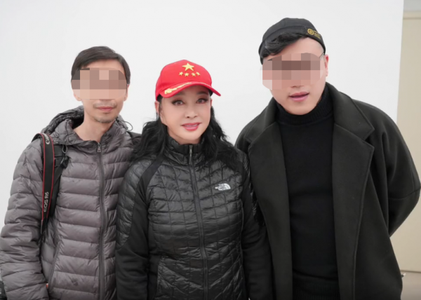 69歲劉曉慶私下工作被拍!穿花棉襖雙腿超細,3個助理幫忙提東西 69歲劉曉慶私下工作被拍!穿花棉襖雙腿超細,3個助理幫忙提東西