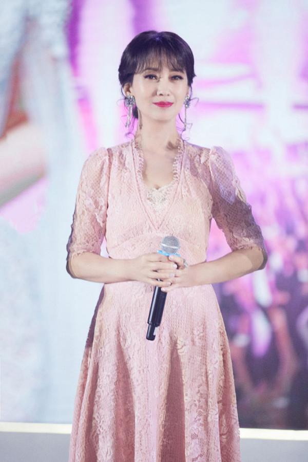 趙雅芝粉色紗裙溫柔至極 動人眉眼彎彎笑含春風 趙雅芝粉色紗裙溫柔至極 動人眉眼彎彎笑含春風