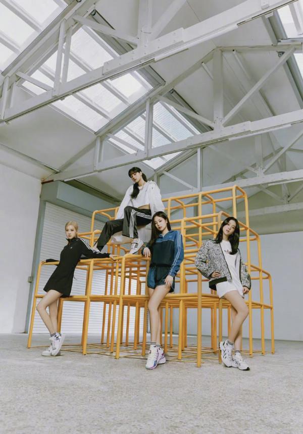 粉墨萬聖節！Jennie模仿美杜莎，Lisa模仿木頭人，Jisoo模仿lisa