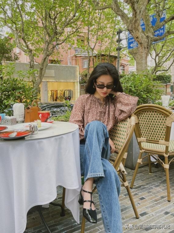 女人45歲以後,不管穿褲子還是裙子,少穿這2種鞋子,低階沒氣質 女人45歲以後,不管穿褲子還是裙子,少穿這2種鞋子,低階沒氣質