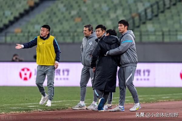 中超裁判出洋相：主裁犯錯第四官員也不管，足協糾正也難逃處罰