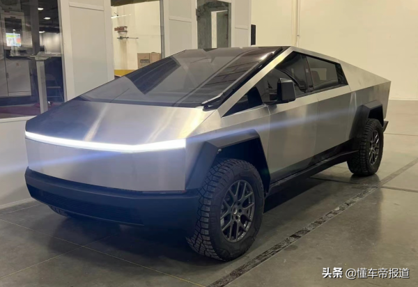 新車｜Cybertruck量產版實車圖，出現全液晶儀表，特斯拉後悔了？