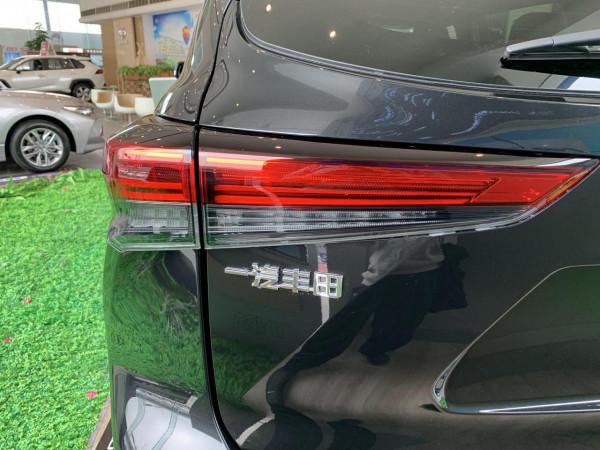 實拍皇冠陸放：豐田版黑武士，內飾精緻，氣場足