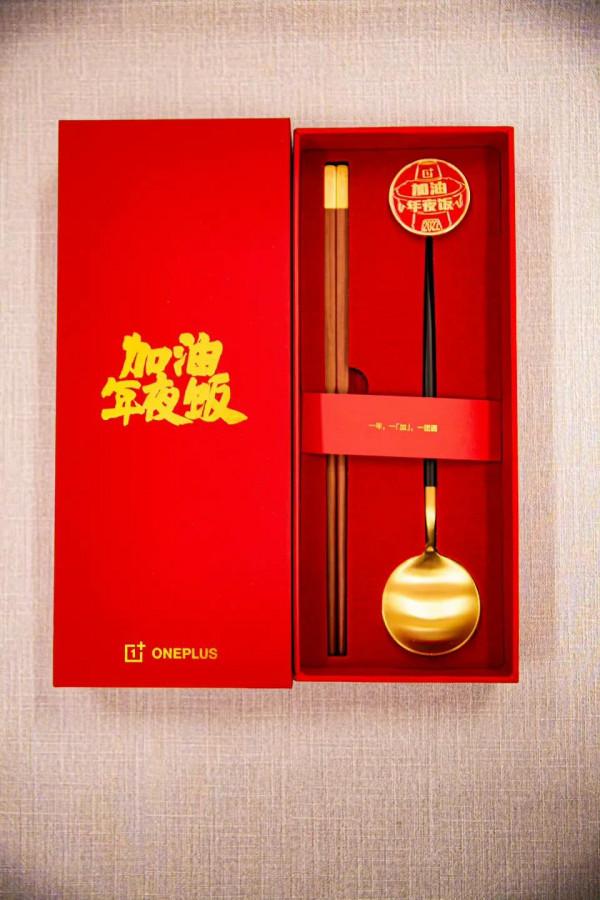 一加10PRO真機實拍圖，胡歌和周迅太帥了！一加團年餐具喜歡嗎？