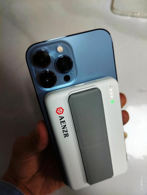 iPhone 13 Pro 充100% Aenzr 5000mAh 磁吸無線移動電源試用 iPhone 13 Pro 充100% Aenzr 5000mAh 磁吸無線移動電源試用