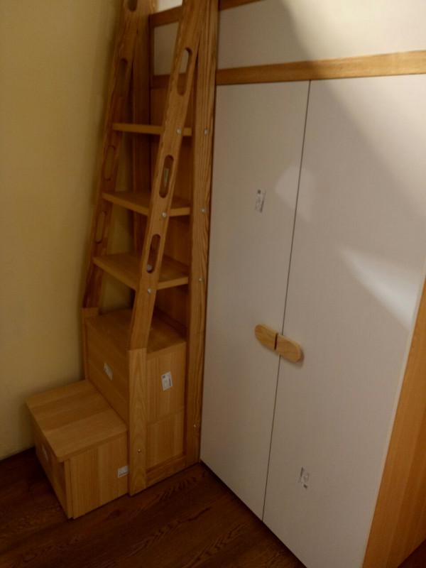 房間是很小，但能放下這套組合床後，兩個孩子都不用分房睡了