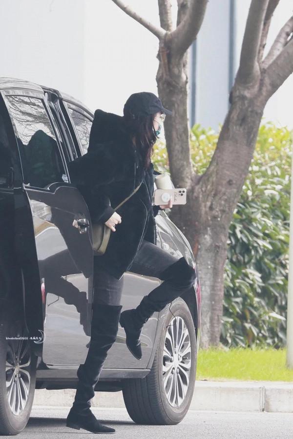 迪麗熱巴飯拍圖也超美，大長腿優勢好明顯，分分鐘走出紅毯的氣場