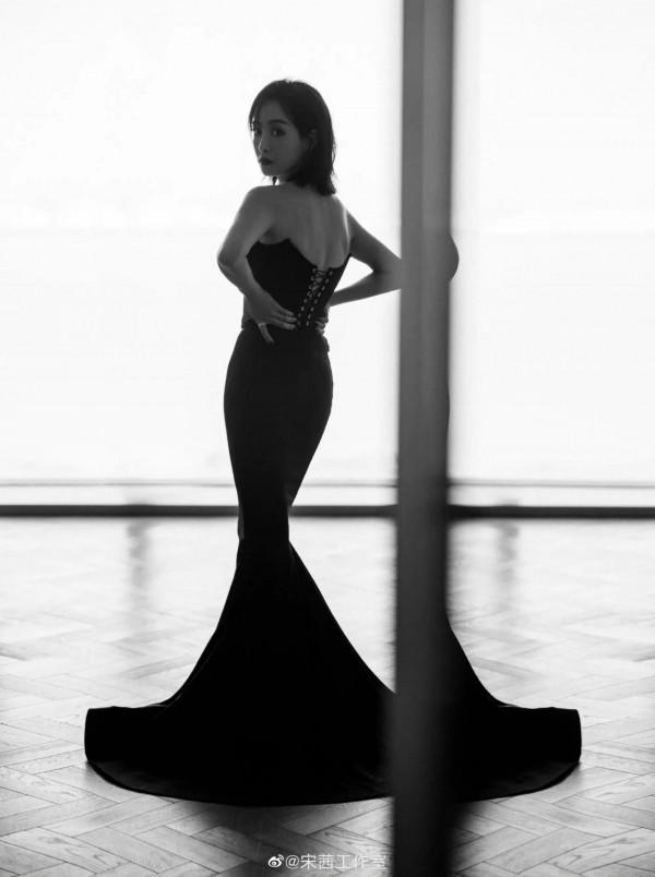 芭莎慈善夜各路女明星比美，楊冪Angelababy宋茜你更喜歡誰