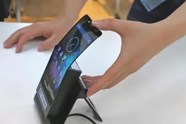 聚焦摺疊屏手機！湖北這一柔性顯示材料問世，成功打破國外壟斷