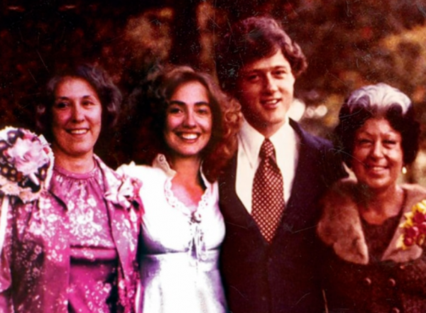 希拉里有多強勢？46年前婚禮上勾住老公脖子，克林頓在她懷裡好乖