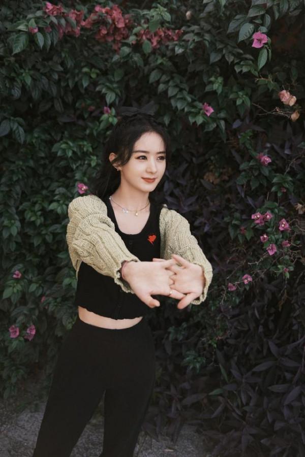 趙麗穎張碧晨倆辣媽同框，同穿針織衫溫柔恬靜，少女氣息溢滿螢幕