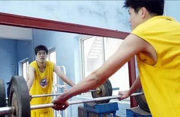 9年前“小姚明”張佳迪逝世，郭士強痛哭惋惜，其骨灰撒向了大海