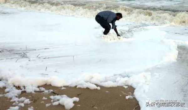 印度海灘被有毒泡沫包圍，孩子們卻把它當成了遊樂場