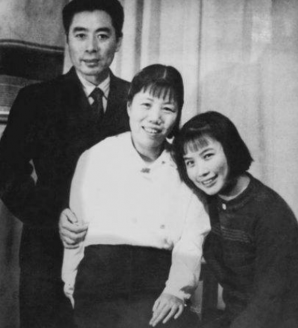 與周恩來久別重逢，鄧穎超坦白一事，周恩來大怒：你怎麼這麼糊塗