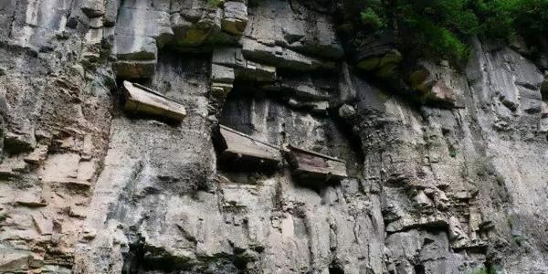 貴州背屍人：徒手將棺材背上懸崖，三天不吃不睡，峭壁上全是棺材