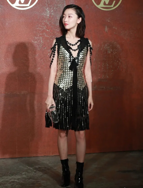 LV大秀紅毯來了!熱巴暴露髮際線,周冬雨瘦過頭,劉亦菲狀態絕佳 LV大秀紅毯來了!熱巴暴露髮際線,周冬雨瘦過頭,劉亦菲狀態絕佳